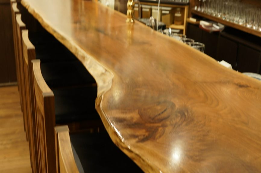 二人の距離を縮める上品でゆったりとしたカウンター席!