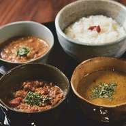 名物薬膳カレーを3種類一度に楽しめる贅沢な「3種盛り薬膳カレー」。
ディナーとしてしっかりお召し上がるのも良し、
飲みの〆にお召し上がりいただくのもおすすめです。