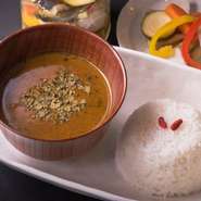☆当店人気No.1☆ カレーリーフ、タマリンド、ココナッツミルク等の材料を使用。
甘味と酸味、しっかりとしたコク。独自にブレンドした20種類以上のスパイスとハーブ。チキンが入り食べ応えもあり。
辛さ ★☆☆
