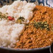 豚挽肉は脂の少ない部位を使用。
素材の旨みを凝縮させ、唐辛子を多めにブレンドした17種類のスパイスを使用。
豚肉とチキンベースの旨味に加え、余韻まで残る程よい辛さが特徴的。
辛さ ★★★
