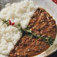 沖縄の名産品「島豆腐」を丁寧に崩しての大豆ミートような食感を実現。
たっぷりの玉ねぎとトマトをじっくり炒め、旨味を凝縮。島豆腐由来の甘味、野菜出汁の旨味にスパイスが重なり合う贅沢な１品。
辛さ ★★☆