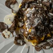 食材に徹底的にこだわるシェフが折々の食材を厳選。豊洲市場に出向いて仕入れる鮮魚、日本各地の契約農家から届く新鮮野菜、飛騨牛などの銘柄肉、極上キャビアが揃います。毎日丁寧につくる手打ちパスタも評判の味！