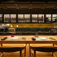 リュクスな隠れ家空間に広いカウンター席、2名様用のテーブル席などを設え。カウンター席ではシェフの調理技を間近にでき、五感に響く食体験を楽しめます。贅沢食材で彩る皿が多く、記念日デートにもオススメです。