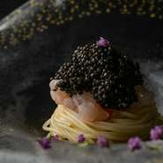 食体験が豊富な人を銀座でもてなすシーンに格好の一軒。キャビアは世界最高峰のHALとNOVAの2種類を揃え、料理の趣向に応じて繊細なおいしさを表現。世界各国のトップクラスワインも充実しています。