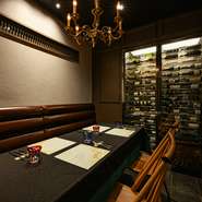 隠れ家空間の一画に3～6名様向けの半個室を用意。銀座の名門ビルにありつつ、個室料はなし。人気が高いので早めの予約がオススメです。また、2名様から利用OKの場合もあるので、詳細は店舗にお問い合わせを。