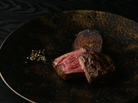 繊細かつ豪快。極上和牛を丹念な火入れで供す『飛騨牛のグリル』