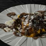 シェフが毎日手づくりする自家製生パスタは、イタリア通にも評判のおいしさ。季節やソースに応じて、多彩なショート＆ロングパスタが登場します。写真の例はピエモンテ州伝統の「タヤリン」をトリュフに合わせた皿。