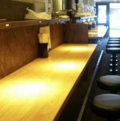 ゆったりめに配置された、一人でも入りやすいカウンター席