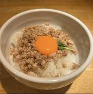 メインのスープや鶏チャーシューには、鳥取県米子市の高級ブランド鶏である「大山どり（だいせんどり）」を、味玉やそぼろ丼に使う卵は、長崎から取り寄せた「太陽卵（たいようらん）」を使用しています。