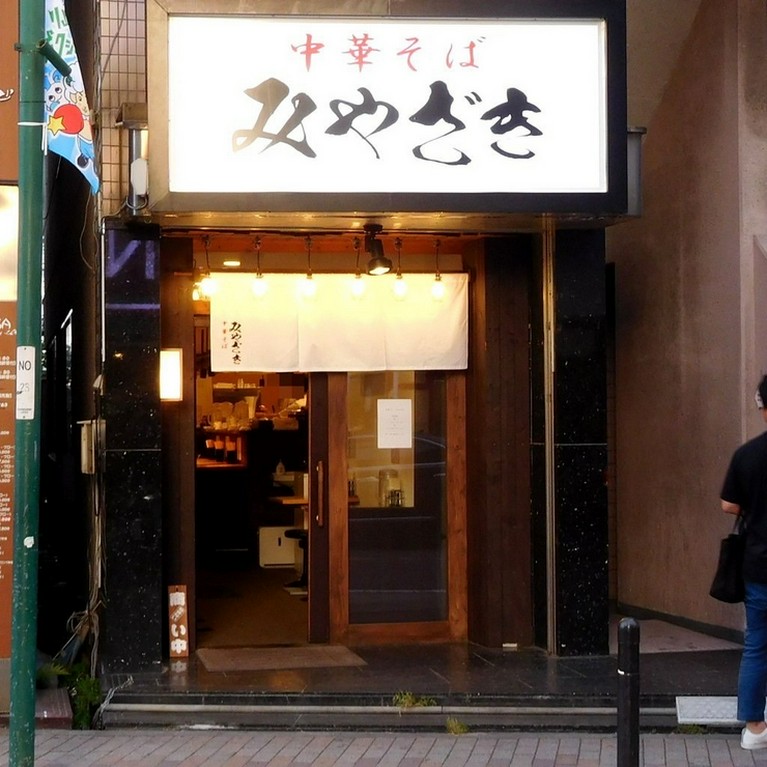 ベビー椅子有、ベビーカーOK、学生替え玉無料の家族で通えるお店