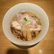 濃厚な旨みとほのかな甘みが後をひく醤油ベースのスープは、鳥取県米子市の高級ブランド鶏を、水だけで約9時間じっくり煮込んだもの。極上スープに程良いコシのある細麺がマッチし、するするといただけます。