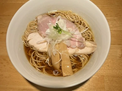 一口目からうなるインパクト大のスープ。高級丸鶏のエキスを贅沢に味わいつくす『中華そば』