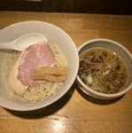 自慢の丸鶏スープが絡んで旨い。つるりといただける、太目・モチモチ食感の『つけ麺』