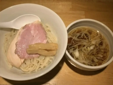 自慢の丸鶏スープが絡んで旨い。つるりといただける、太目・モチモチ食感の『つけ麺』