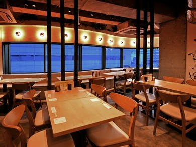 カフェ風の上質空間でワンランク上の居酒屋料理を満喫できる