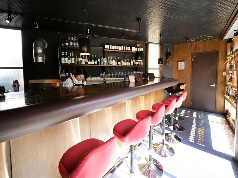 自然と距離が近くなる、肩を並べて座れるカウンター席デート