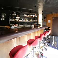 自然と距離が近くなる、肩を並べて座れるカウンター席デート