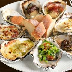 新鮮な牡蠣を殻ごと焼いて、さまざまな味わいで楽しむ。シェフこだわりの看板メニュー『グリルオイスター』