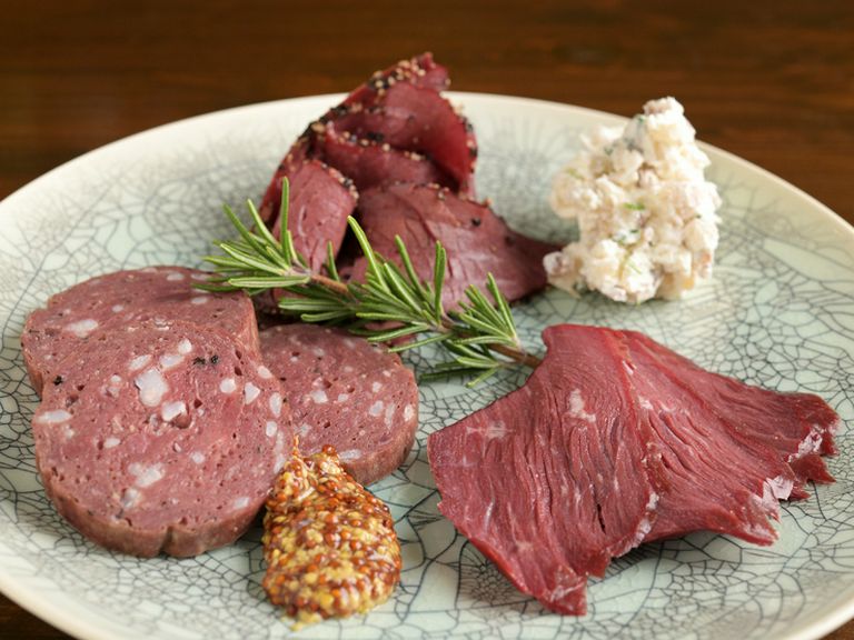 大自然が育む凝縮された旨み。ハム・パストラミ・ボロニアソーセージの盛り合わせ『鹿肉の3種盛り合わせ』