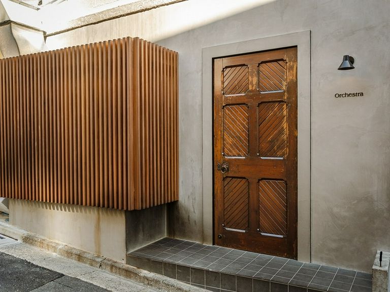 閑静な住宅街にひっそり佇む秘密めいたシチュエーションが魅惑的