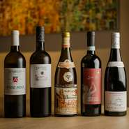 イタリア産とフランス産を中心に、品質が高く、味わい豊かなワインが眠るセラーも自慢。星付きレストランをはじめ数々の名店でソムリエを務めてきた矢島聡さんのワインセレクトが小川さんの料理をさらに輝かせます。