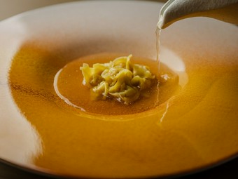 シェフの小川さんならではの解釈が光るイタリアと日本の食文化が融合した『トルテッリーニ イン ブロード』