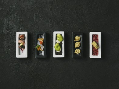 ピアノをイメージしたボックスから始まる美しい前菜『お楽しみ5種』