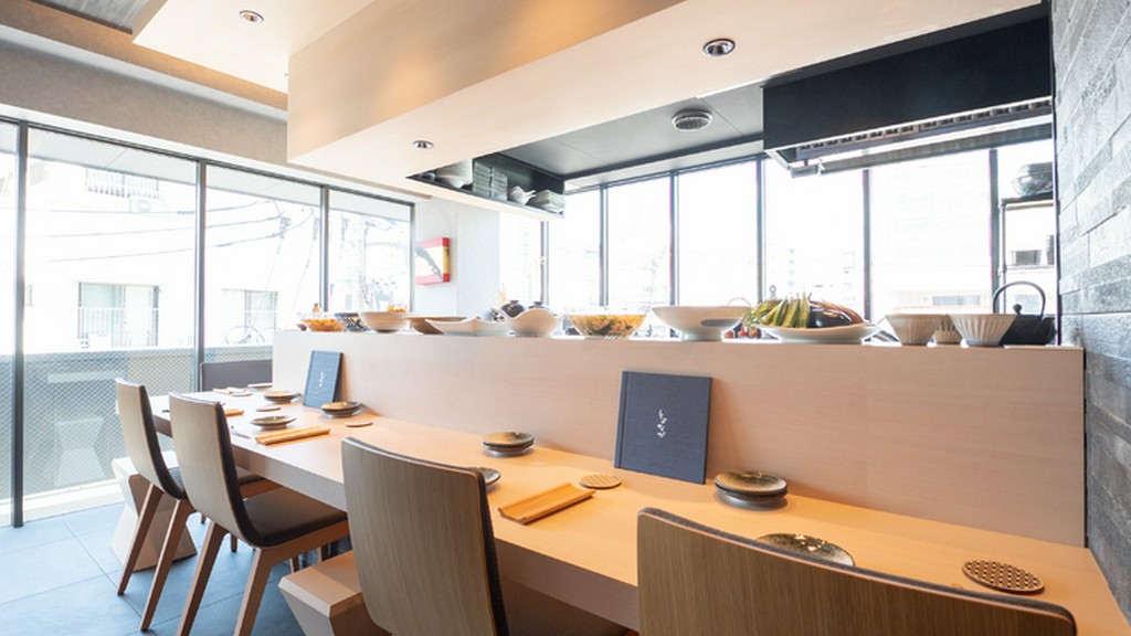 綺麗なガラス張り空間で味わう、絶品おばんざい