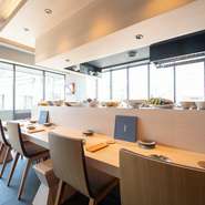 キッチンの向こう側や店内奥がガラス張りになっており、開放的で綺麗な空間が広がります。オシャレな雰囲気の中で、おばんざいを選んで味わえるのも魅力の一つです。ご飯を味わいながら、お酒も楽しめるスタイル。