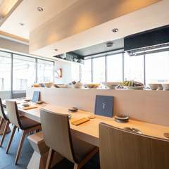 綺麗なガラス張り空間で味わう、絶品おばんざい