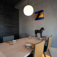 豊富な料理のバリエーションで、多彩なシーンに合わせてくれ、接待や会食に最適。ゲストのリクエストにも柔軟に対応し、落ち着いた雰囲気と質の高いサービスで特別な席でのおもてなしを演出してくれます。