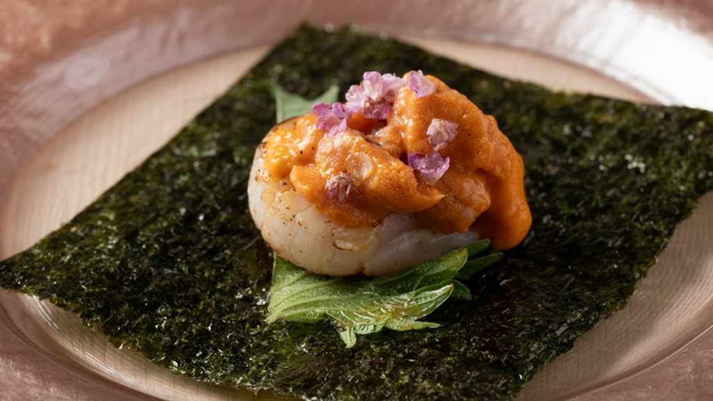 帆立の香ばしさと雲丹のとろける美味『炙り帆立と雲丹海苔巻き』