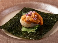 帆立の香ばしさと雲丹のとろける美味『炙り帆立と雲丹海苔巻き』