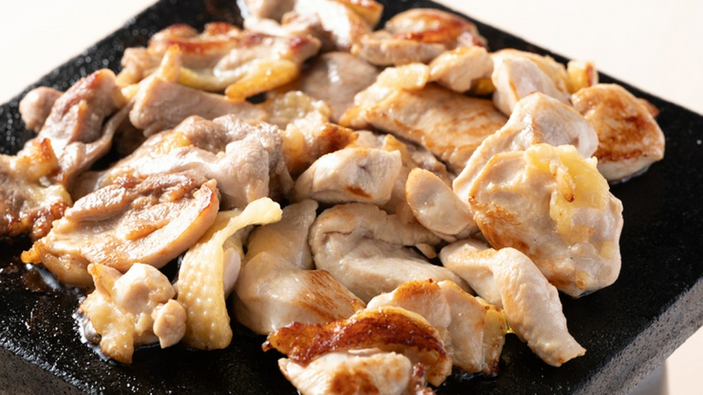 特製ポン酢と青唐辛子で引き立つ肉の旨み『天草大王の溶岩焼き』