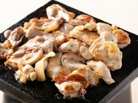 特製ポン酢と青唐辛子で引き立つ肉の旨み『天草大王の溶岩焼き』