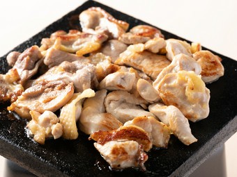 特製ポン酢と青唐辛子で引き立つ肉の旨み『天草大王の溶岩焼き』