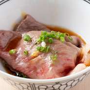 鹿児島県新村畜産の雌牛のサーロインを薄切りにしてゲストの前で炙り、卵黄とネギをのせて巻いた逸品。割下にくぐらせてご飯と一緒に味わうのがオススメです。見た目も華やかで、食卓に彩りを添えてくれます。