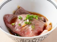 割下で味わう至福のひと口『サーロインの肉巻きこむすび』