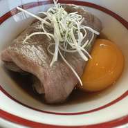 鹿児島県産黒毛和牛のサーロインを使用。山形県産卵の卵黄と特製割下にくぐらせていただくと、肉の旨みが一層引き立ちます。サーロインに合わせてつくられた割下が、贅沢な味わいを提供してくれる一品です。