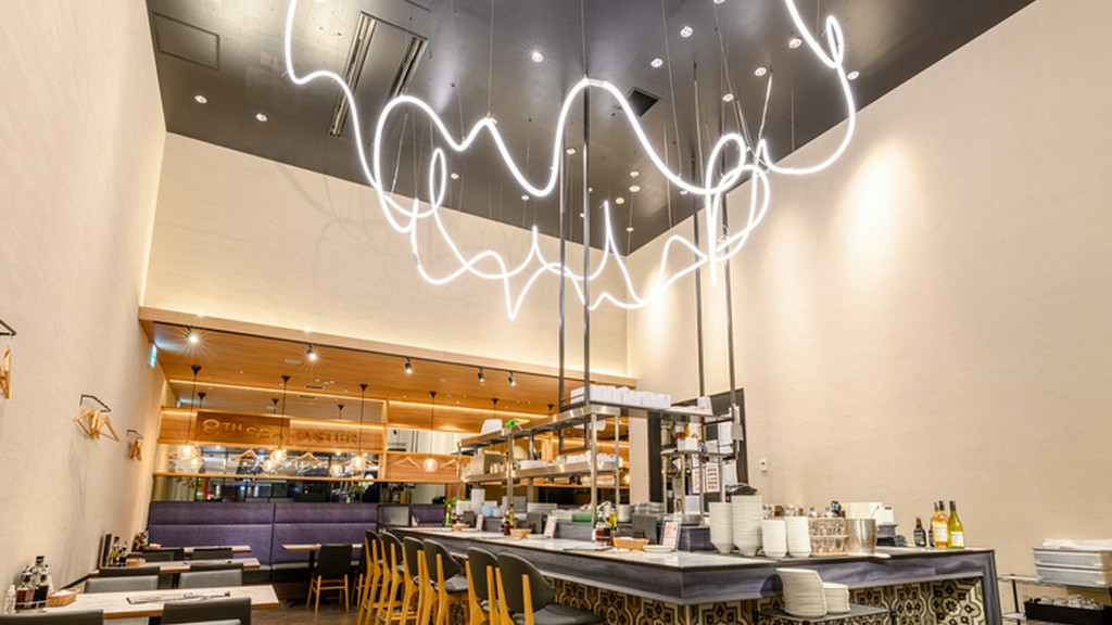 明るくて広々。白を基調としたオシャレな牡蠣料理店