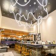 オシャレな雰囲気が魅力の牡蠣料理専門店。白を基調とした明るい店内は、広々とした空間と高い天井が特徴で、ゆったりとしたスペースで食事を楽しむことができます。