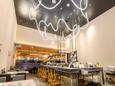 明るくて広々。白を基調としたオシャレな牡蠣料理店