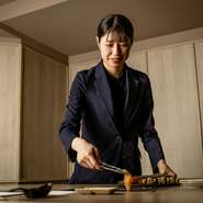 牛肉に比べ、ややカットに厚みが出る鶏肉を素人がタイミングよく焼くのは以外に難しい。だが、ここでは、研修を積んだスタッフが1テーブルに1人つき、ゲストの目の前でベストな状態に焼きあげてくれる。