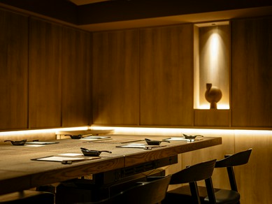 落ち着いた個室も充実。少人数からグループ客まで幅広く対応可能