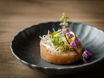 特製の塩ダレであっさり頂くアラカルトの新メニュー『鶏胸肉の塩ユッケ』