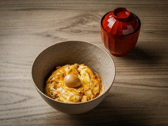 【南青山 七鳥目】直伝。鶏の旨みを凝縮したスープと玉ねぎが味の決め手の特製『親子丼』