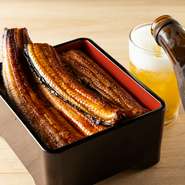 絶品鰻をリーズナブルに楽しめる【鰻の成瀬】。環境からこだわった良質な鰻を、関東風の蒸し焼きスタイルでふっくらと香ばしく調理。ご飯も特A米を採用するなど、一つ一つにこだわった鰻を気軽に堪能できます。