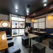 店内は和のイメージを取り入れたモダンな佇まい。ファミリー層から、ビジネスマンまで幅広い世代まで足を運べるくつろぎの空間は、普段は鰻店を利用しないユーザーも気軽に利用できそうです。