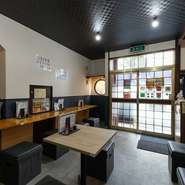 店内にはカウンター席を完備しているため、少人数・一人で気軽に鰻を楽しみたい場面にも気兼ねなく利用できます。最寄り駅から徒歩約10分、最寄りバス停からは1分と、空き時間での来店もオススメです。