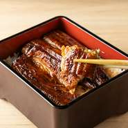 食べ応えのある肉厚鰻で人気の『上』鰻重。鰻を支えるご飯もまた、特A米を採用した自慢の逸品。こだわりの食材同士の絶妙なコンビネーションを楽しめます。